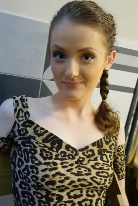 Amateur Jessy shows off her ass and gets fucked after a footjob
