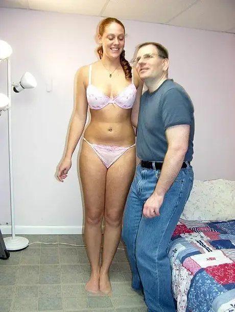 Amatøren Mariah kler av seg og gir Logan Drake en het blowjob