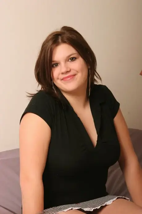 Amatorska modelka z dużymi naturalnymi piersiami rozchyla owłosioną cipkę do zbliżenia