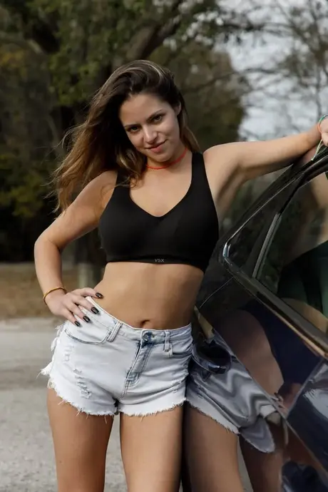 Amatérská máma Chase Jenaro se svléká na veřejnosti a odhaluje své sexy bradavky a zadek