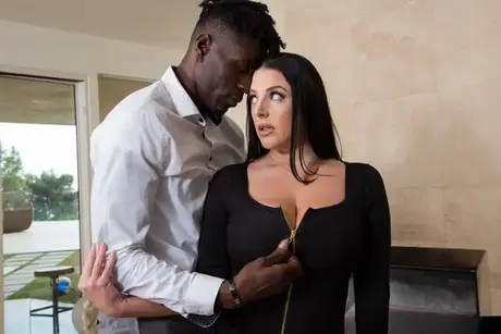 Angela White, den kurvede MILF, leverer et fantastisk titjob og en hed blowjob