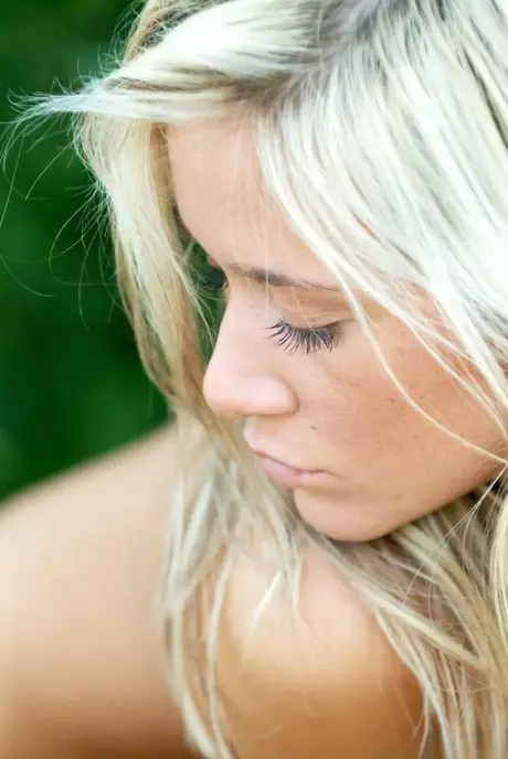Blonde skjønnheten Jana H viser frem sine spinkle bryster og faste bakdel i friluft