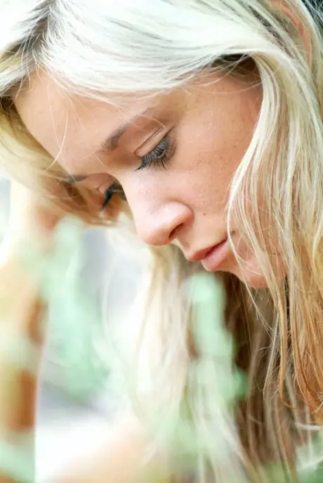 Blonde skjønnheten Jana H viser frem sine spinkle bryster og faste bakdel i friluft
