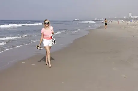 Blondýna Elle se svléká v autě a ukazuje velká prsa a oholenou píču