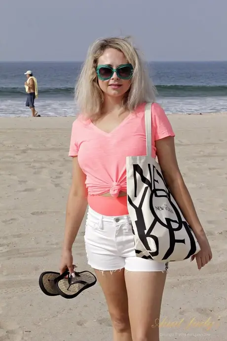Blondýna Elle se svléká v autě a ukazuje velká prsa a oholenou píču