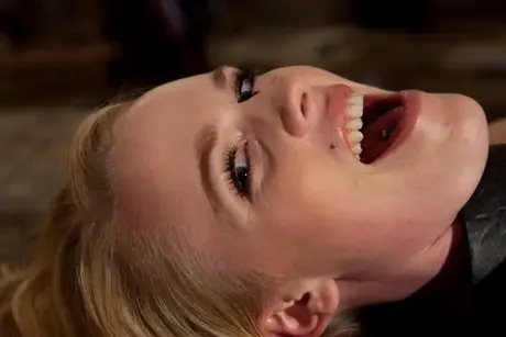 Blonde gefesselt bei Elektrostimulation und Masturbation