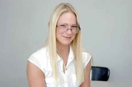 Den blonde studenten Brooke Brand lar læreren sin pule den deilige fitta hennes