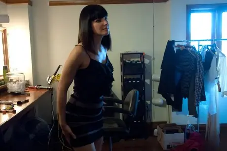 Bobbi Starr, la mora, viene portata in un dungeon