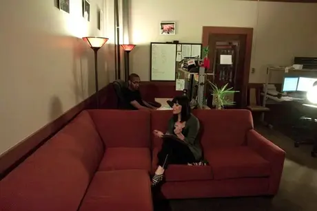 Bobbi Starr, la mora, viene portata in un dungeon