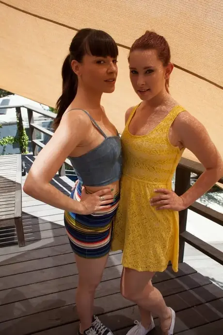 Brunetka Dana DeArmond a zrzka Melody Jordan si hrají s dvojitým dildem