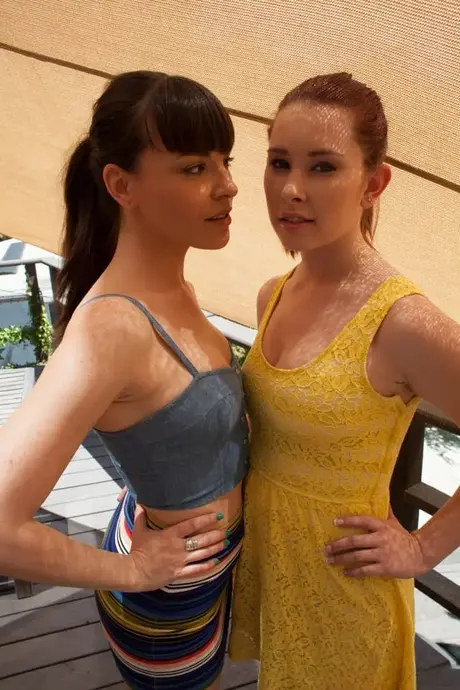 Brunetka Dana DeArmond a zrzka Melody Jordan si hrají s dvojitým dildem