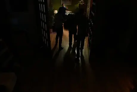 Brünette MILF Lou Charmelle enthüllt ihren großen Hintern, während sie sich auszieht