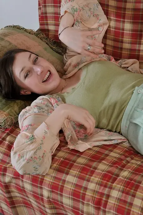 Brunetka Wendy roztahuje a prstí svou chlupatou kundu v obýváku
