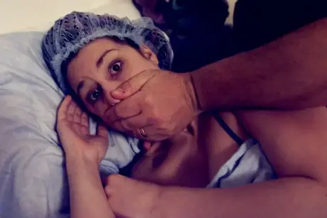 MILF peituda amarrada, amordaçada com bola e apalpada pelo seu mestre