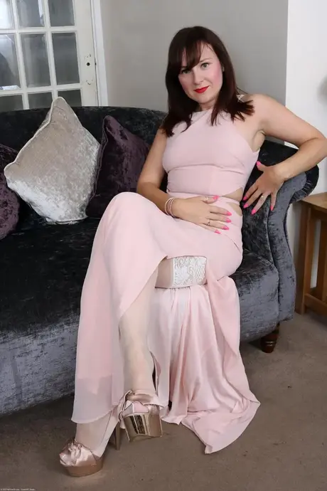 欲情した MILF の Cherri がロングドレスを脱ぎ、ランジェリー姿で秘部をこする