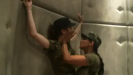 Christina Carter & Riley Rey: Militaire meisjes gedisciplineerd door een hete lesbienne