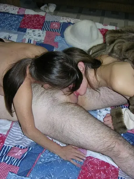 Crista Lynn, en moden brunette, har hardcore trekantsex med et par