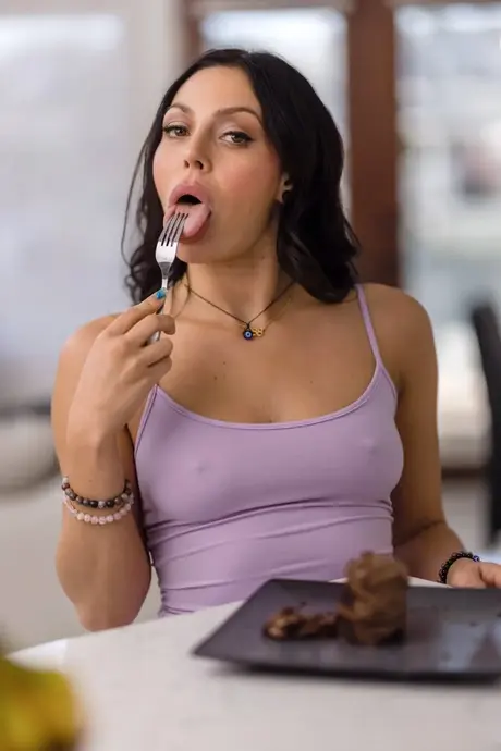 Kurviga MILF Demi Diveena förför sin sons vän för djup passion