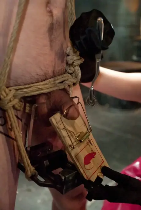 Dia Zerva und January Seraph dominieren in Latex einen gefesselten Sklaven