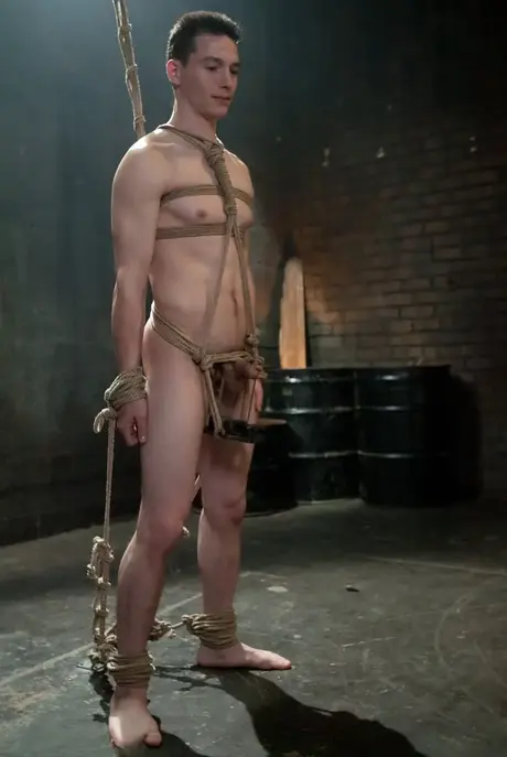 Dia Zerva und January Seraph dominieren in Latex einen gefesselten Sklaven