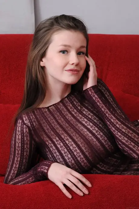 Emily Bloom, la graziosa adolescente dalle tette incredibili, si spoglia fino a restare solo con le calze