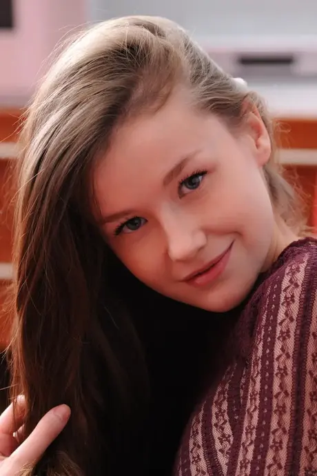 Emily Bloom, la graziosa adolescente dalle tette incredibili, si spoglia fino a restare solo con le calze