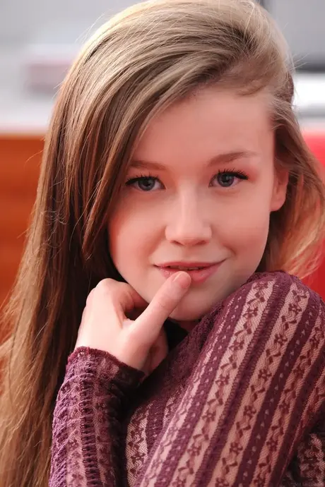 Emily Bloom, la graziosa adolescente dalle tette incredibili, si spoglia fino a restare solo con le calze