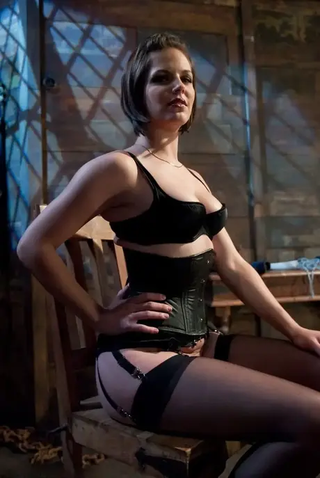Femdom Bobbi Starr straffer sin mandlige sub, mens hun nyder sig selv