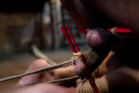Femdom Bobbi Starr trestá svého mužského suba, zatímco si užívá