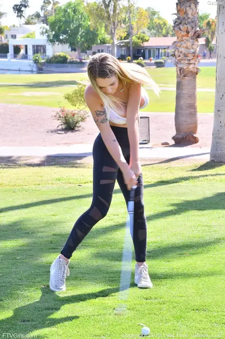 Gabbie Carter viser sine store naturlige bryster frem offentligt