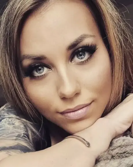 Glamorös skönhet visar upp sina tatueringar och sin stora rumpa i en het sammanställning