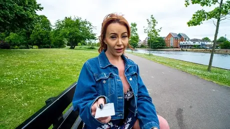 La magnifique et plantureuse MILF Zoe Grey dévoile ses gros seins avant de se faire pilonner