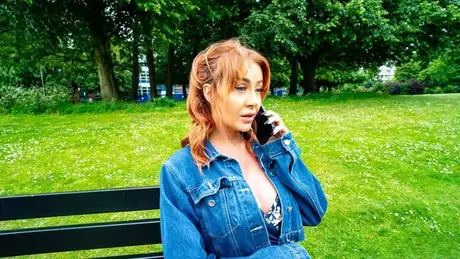 美しく曲線的なMILF Zoe Greyが激しく突かれる前に大きな胸を披露