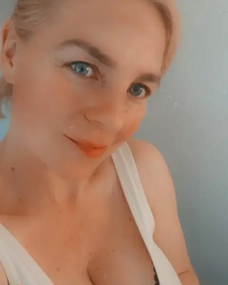 Krásná zralá amatérka odhaluje své sexy křivky u ranní kávy