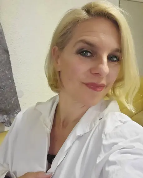 Krásná zralá amatérka odhaluje své sexy křivky u ranní kávy