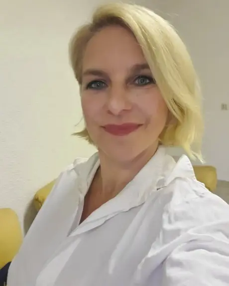 Krásná zralá amatérka odhaluje své sexy křivky u ranní kávy