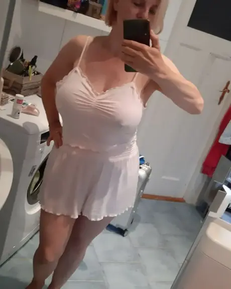 Krásná zralá amatérka odhaluje své sexy křivky u ranní kávy