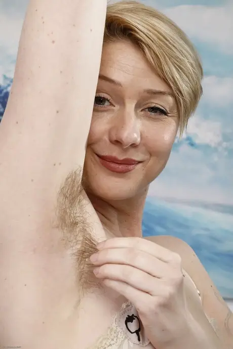 Den vackra MILF Dakota Rose visar upp sina stora naturliga bröst och håriga områden