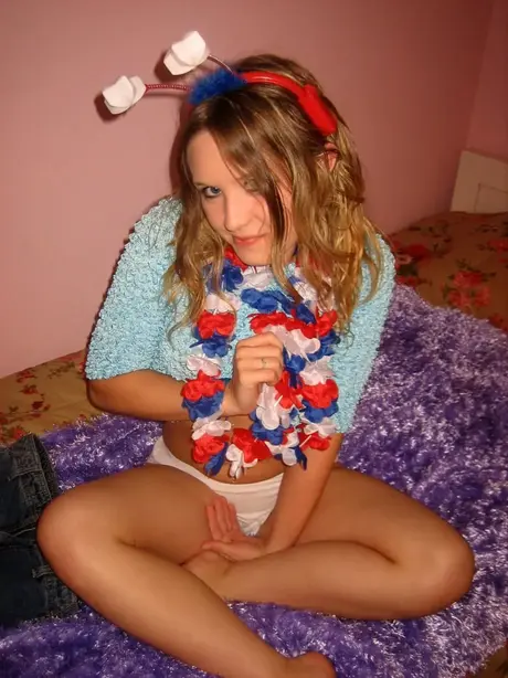 Nadržená americká kráska Kitty si sama v ložnici dělá dobře velkým dildem