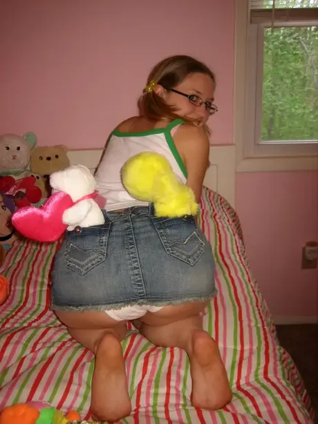 Nadržená americká kráska Kitty si sama v ložnici dělá dobře velkým dildem