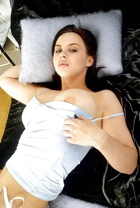 Sexy MILF Brooke dráždí svou chlupatou kundu a hladí svá velká prsa