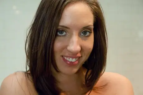 Kelly Divine, zlobivá holka s velkými prsy, stříká při hraní s erotickými hračkami