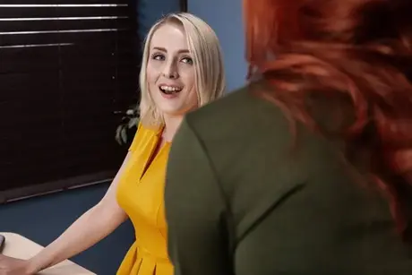 Lacy Lennon, a secretária ruiva, faz uma punheta com os pés e um boquete no colega de trabalho