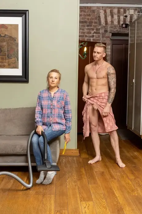 Laura, en ældre blondine, har sex på sofaen med sin yngre elsker