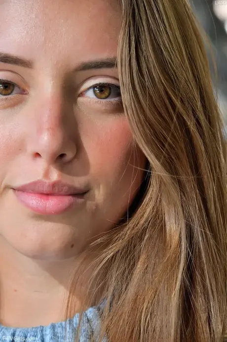 Lilah kiusoittelee tiukassa mekossa ja väläyttää housuttoman upskirtin julkisesti