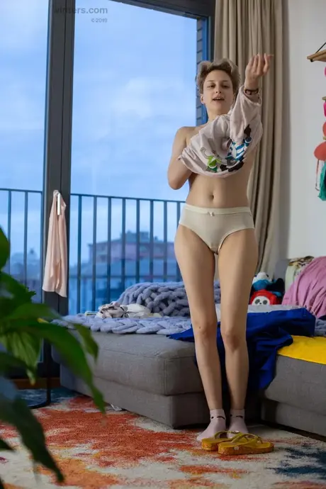 Liza K, amatérská blondýna, ukazuje své přirozené ochlupení při oblékání