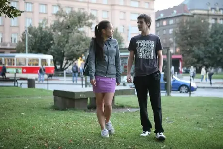 Dlouhovlasá amatérka Misa je naplněna svým přítelem