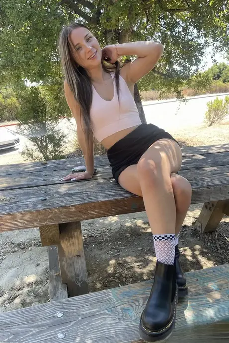 Macy Meadows neckt mit ihrer ordentlichen, leckbaren Pussy in einer Nahaufnahme
