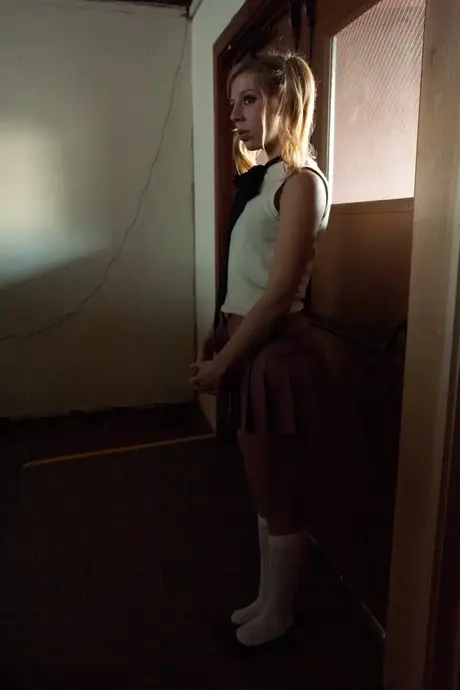 Moden lesbisk kvinde penetrerer den blonde skolepige Chastity Lynn analt