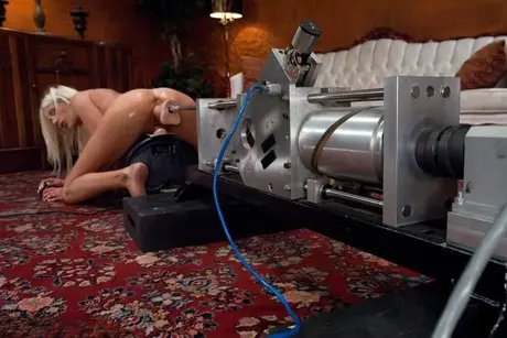 Moden pornostjerne Puma Swede tager en maskindildo i doggystyle